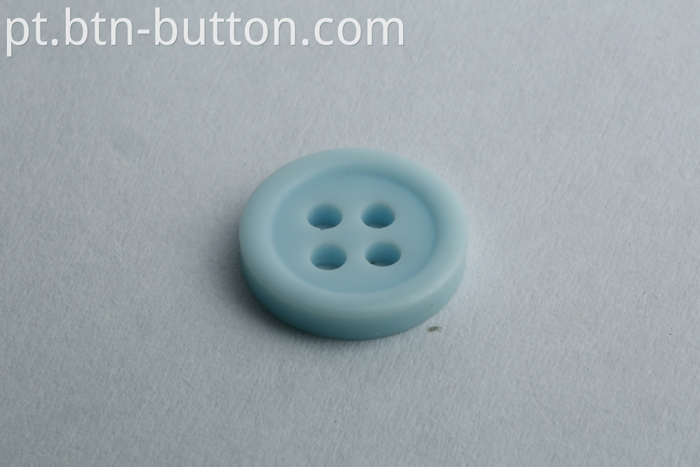 Element edge magnetic buttons for sweaters